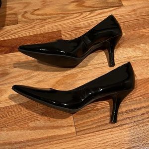Predictions Comfort Plus Black Faux Patent Leather Pumps, 13